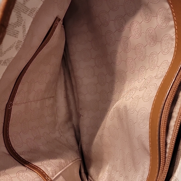 Used micheal kors purse - Picture 10 of 15